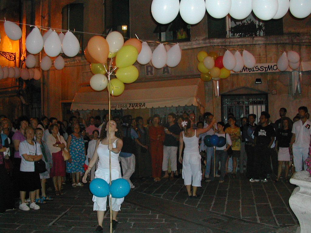 The Invisible Cities, street performers with balloons