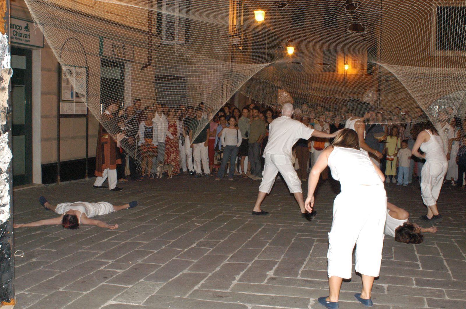 The Invisible Cities, street performance under a net, with audience